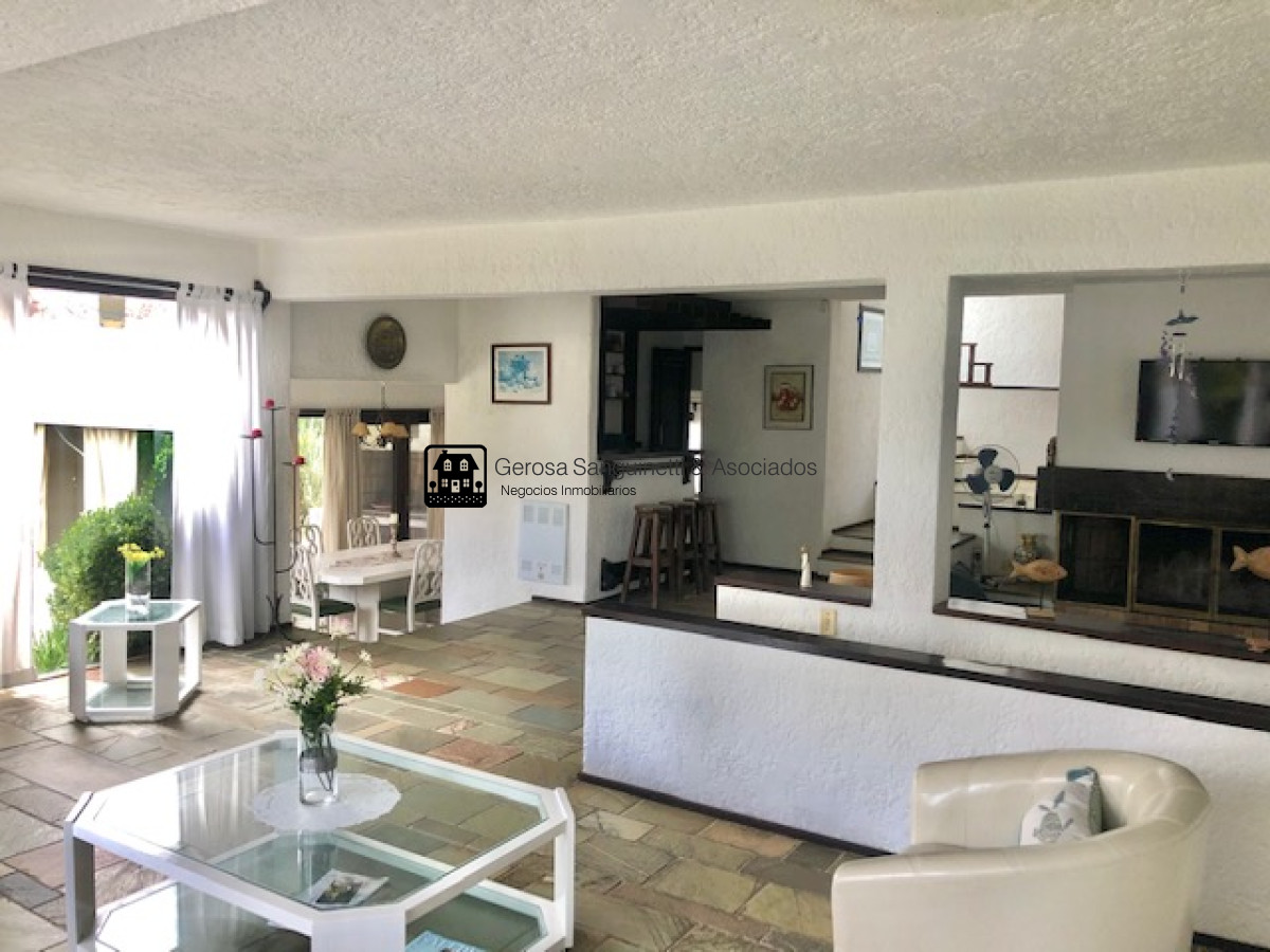 Casa ID.1744 - Amplia casa en PInares a metros del mar