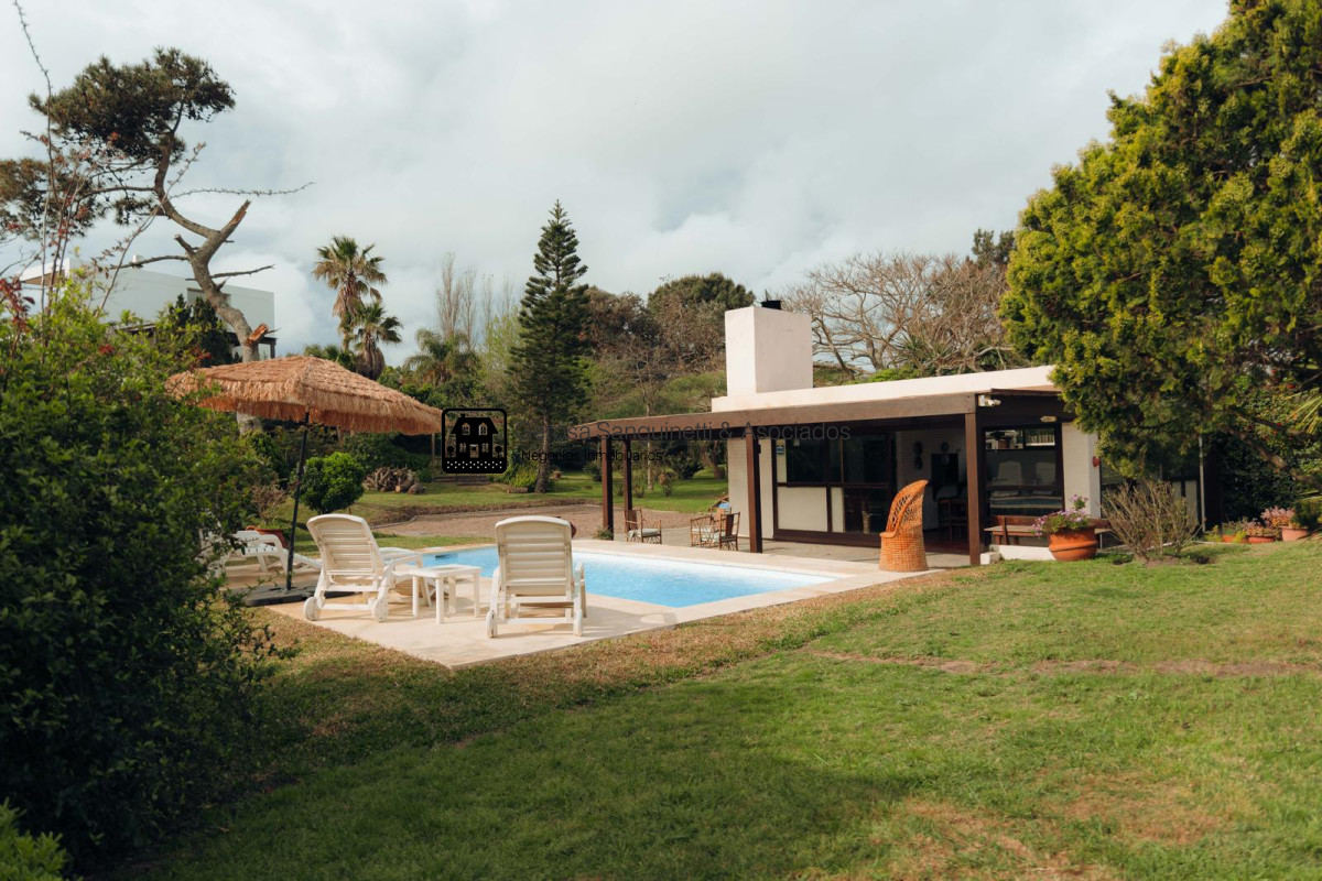 Casa ID.3218 - Chalet de 3 dormitorios en suite en Pinares en Alquiler