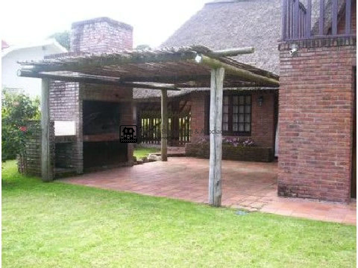 Casa ID.798 - Quincho muy bien ubicado en Pinares