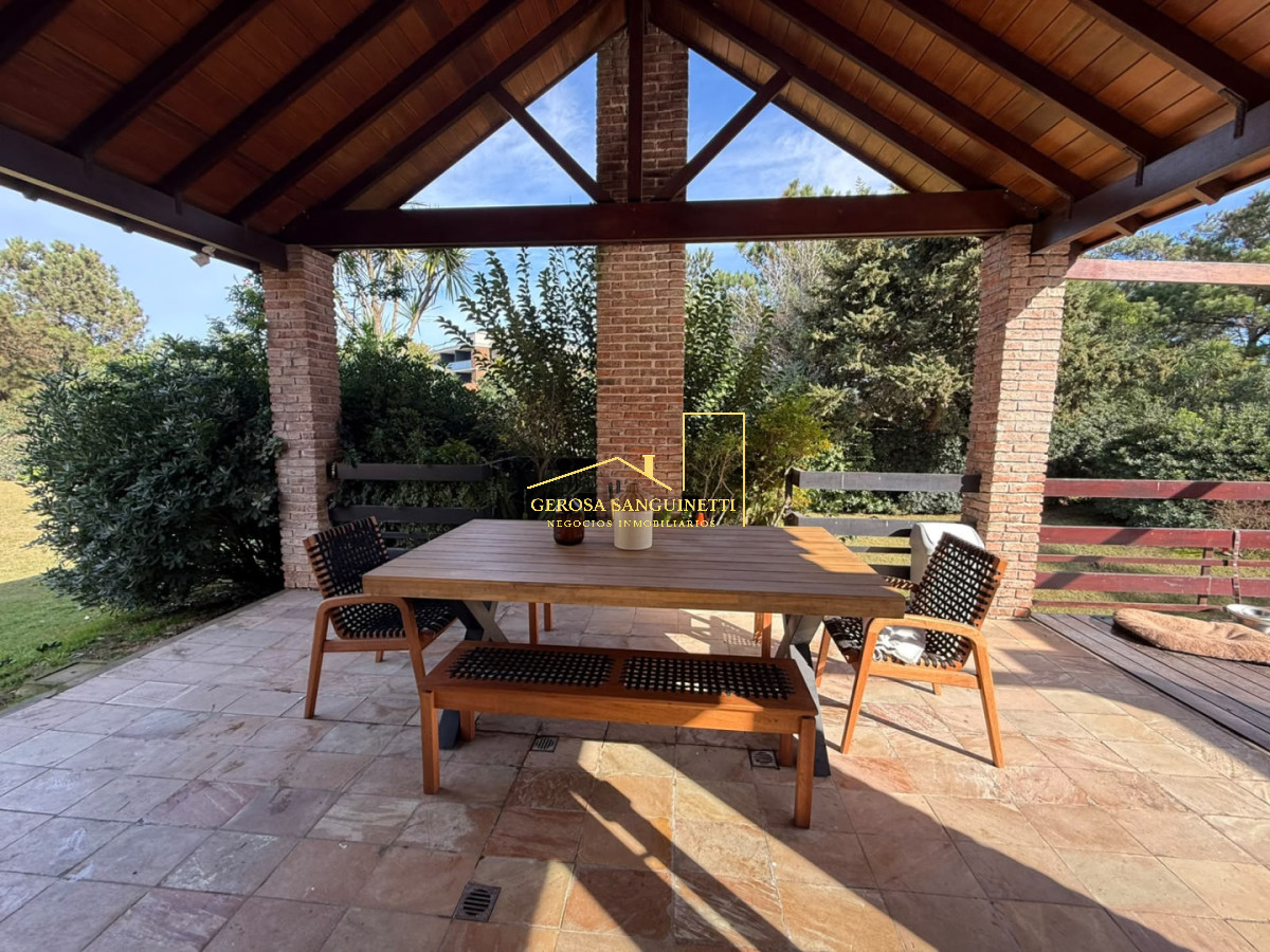 Casa ID.3678 - Espectacular casa en Pinares de 9 dormitorios 