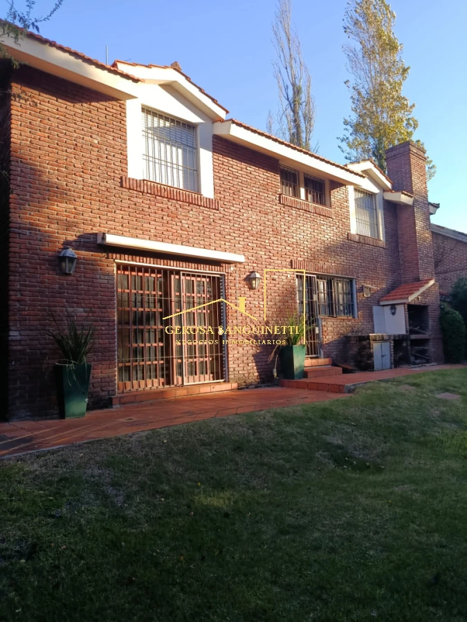 Casa ID.3572 - Muy linda casa en Carrasco con 4 dormitorios en venta