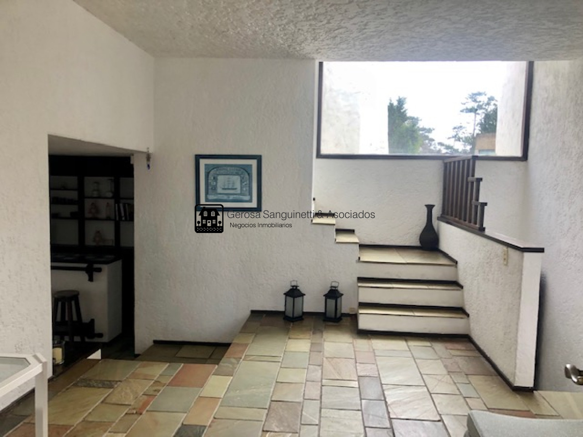 Casa ID.1744 - Amplia casa en PInares a metros del mar