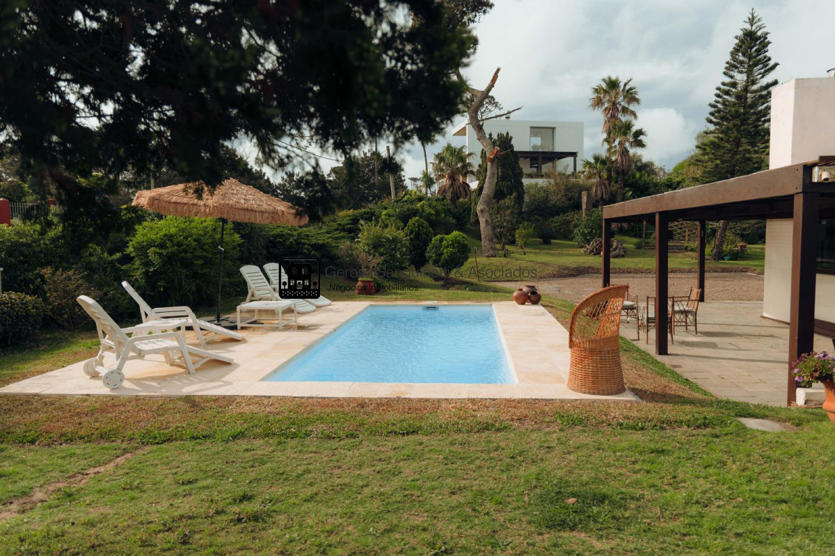 Casa ID.3218 - Chalet de 3 dormitorios en suite en Pinares en Alquiler