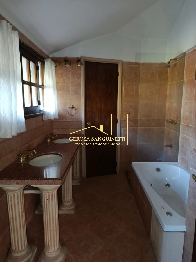 Casa ID.3572 - Muy linda casa en Carrasco con 4 dormitorios en venta