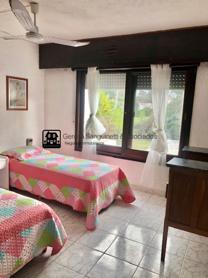 Casa ID.1744 - Amplia casa en PInares a metros del mar