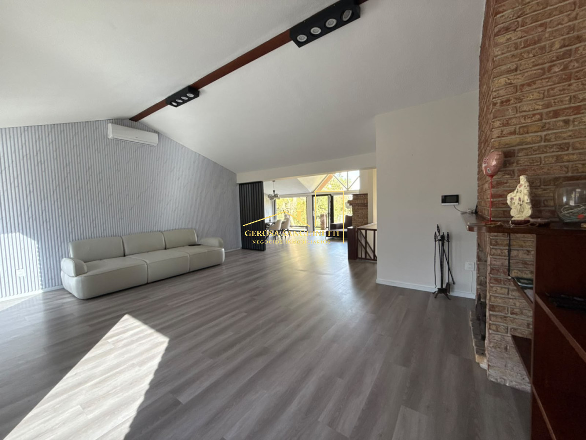 Casa ID.3678 - Espectacular casa en Pinares de 9 dormitorios 