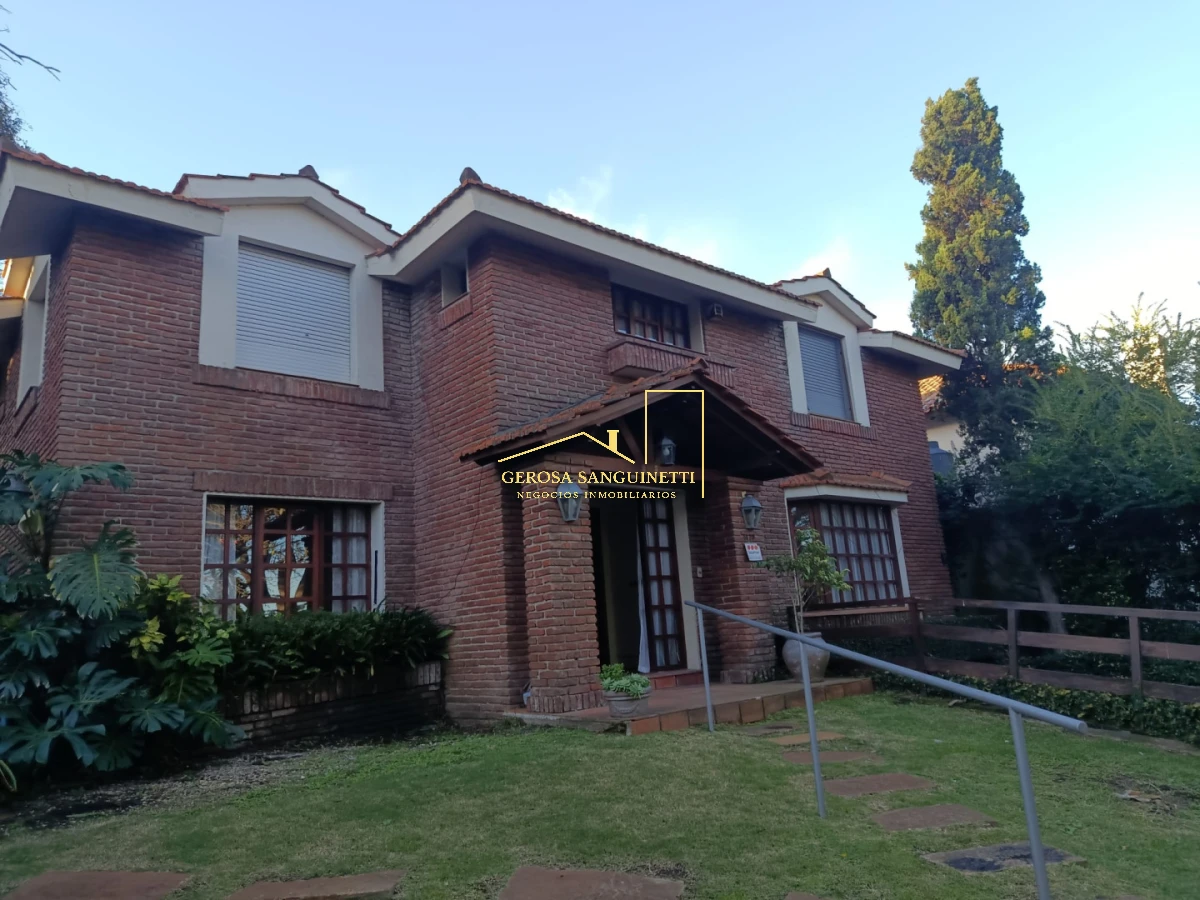 Casa ID.3572 - Muy linda casa en Carrasco con 4 dormitorios en venta