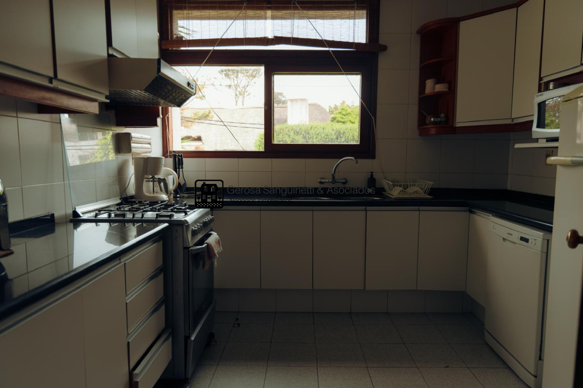 Casa ID.3218 - Chalet de 3 dormitorios en suite en Pinares en Alquiler