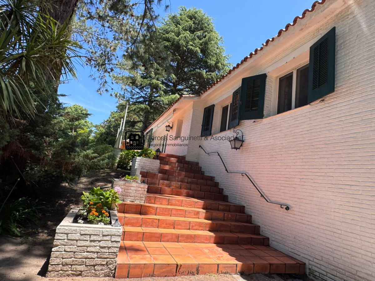 Casa ID.3310 - Casa de 4 dormitorios en alquiler en San Rafael 