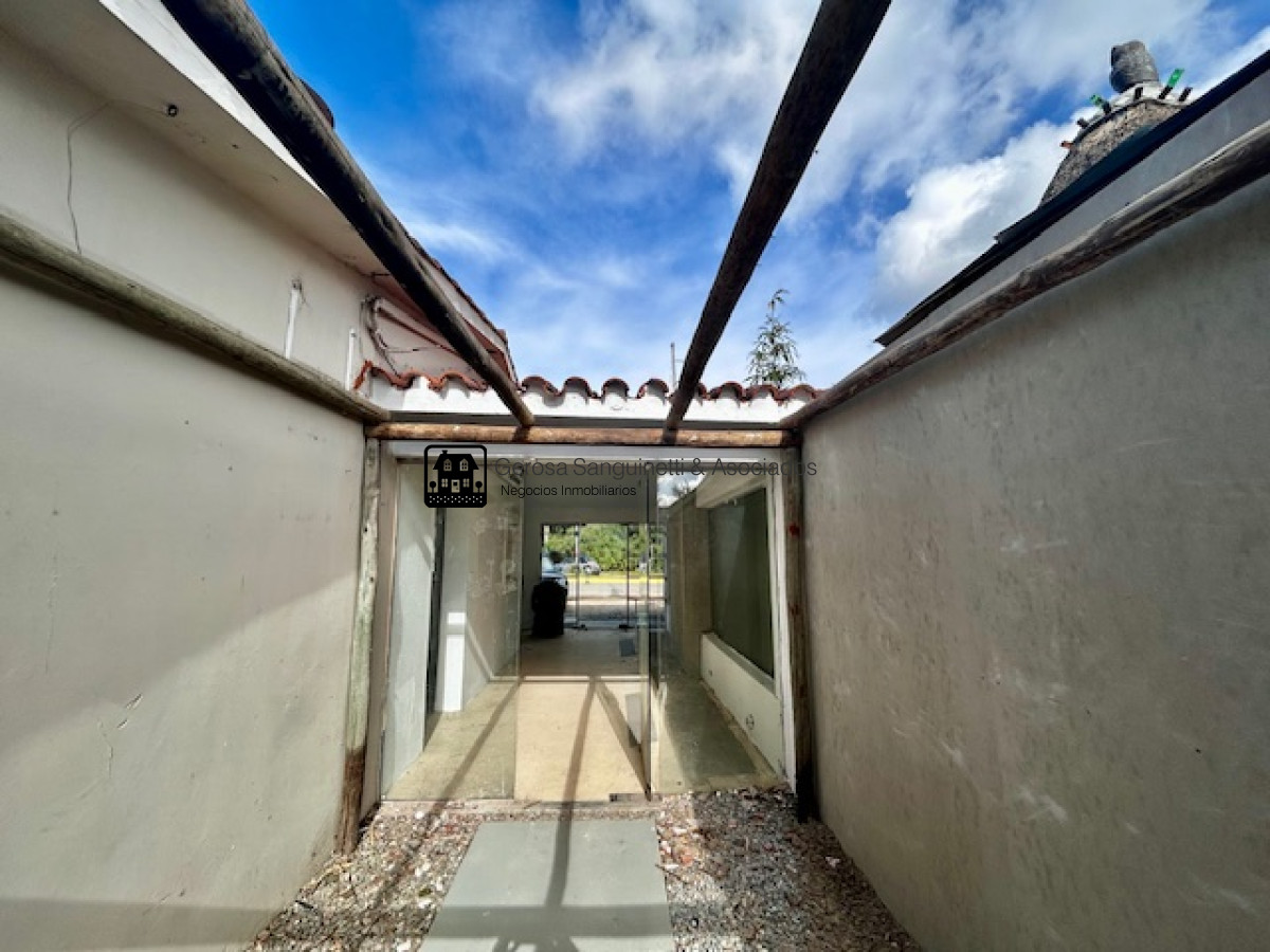 Local Comercial ID.2600 - Sobre la ruta - Excelente local en La Barra en alquiler anual