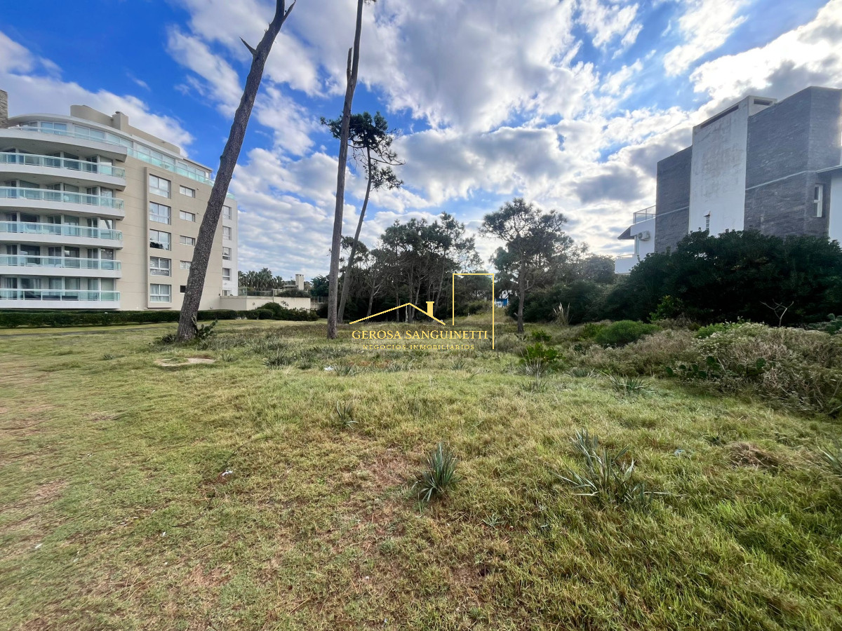 Terreno ID.2530 - Terreno para construcción de edificio primera línea en Pinares