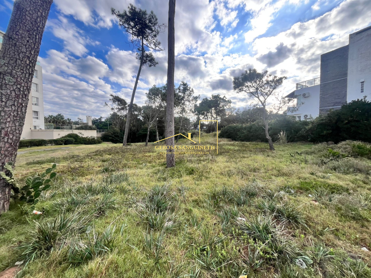 Terreno ID.2530 - Terreno para construcción de edificio primera línea en Pinares