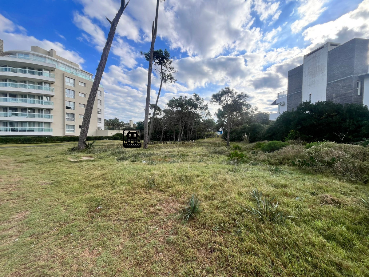 Terreno ID.2530 - Terreno para construcción de edificio primera línea en Pinares