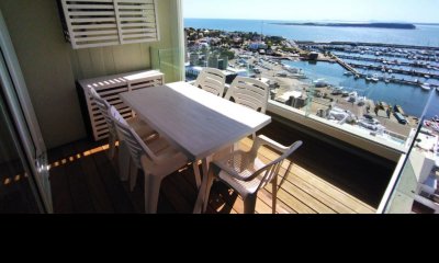 Apartamento en venta de tres dormitorios vista al Puerto - Punta del Este.