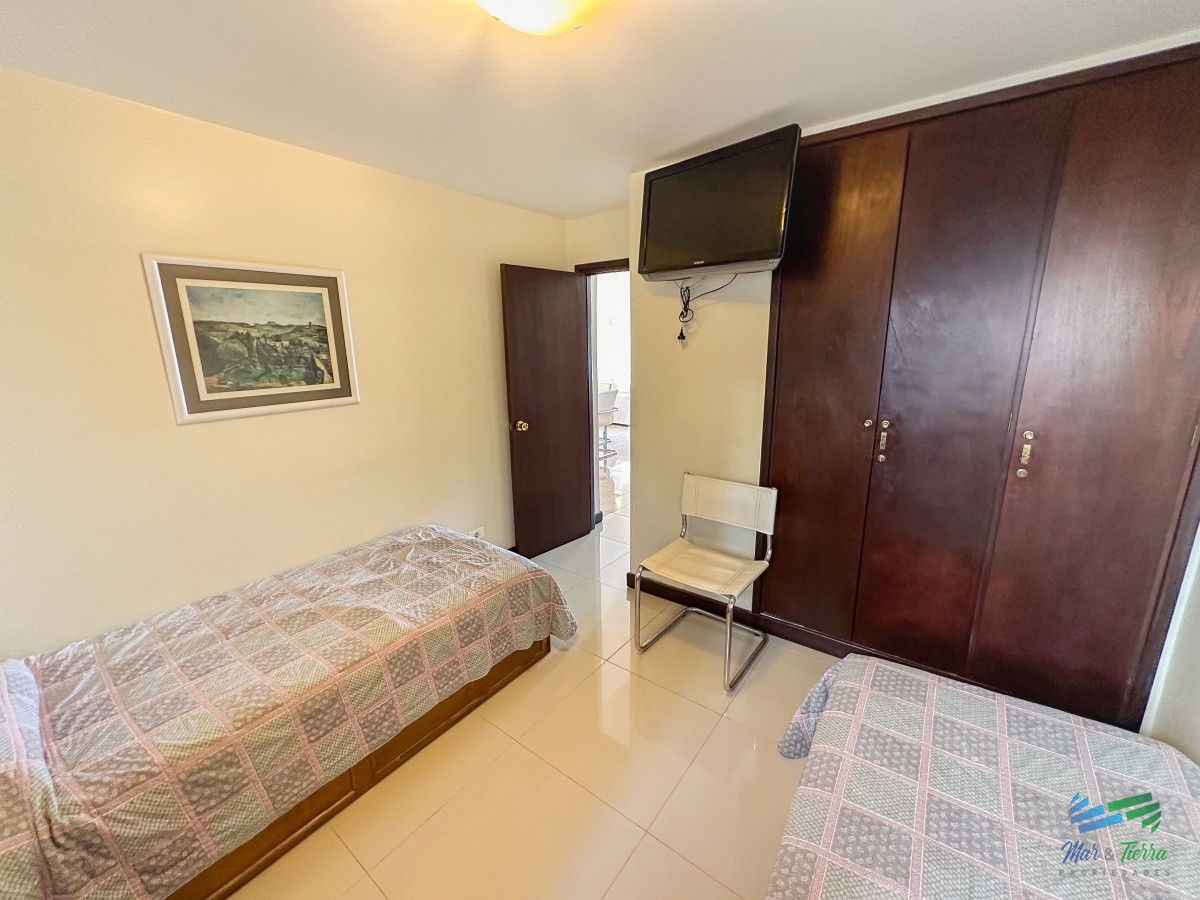 Apartamento ID.4691 - En venta apartamento 2 dormitorios, primera linea al mar en Peninsula, Punta del Este