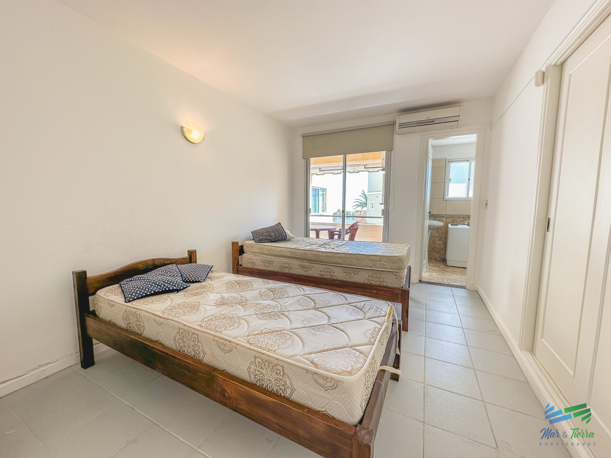 Apartamento ID.5490 - En venta apartamento de 3 dormitorios frente al mar en Pinares, Punta del Este