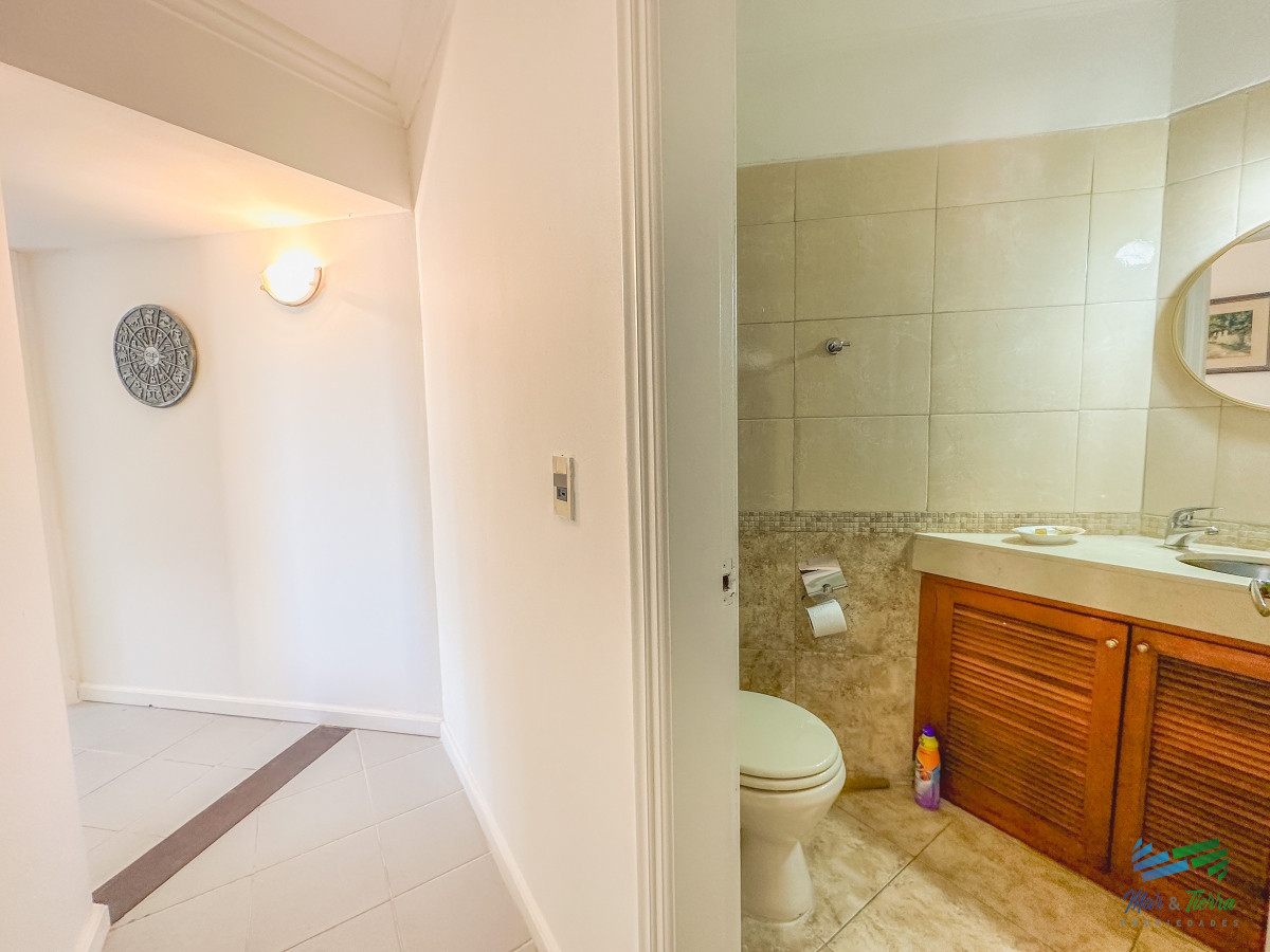 Apartamento ID.5490 - En venta apartamento de 3 dormitorios frente al mar en Pinares, Punta del Este