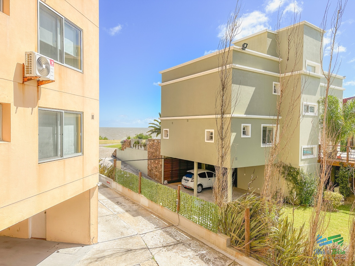 Apartamento ID.5490 - En venta apartamento de 3 dormitorios frente al mar en Pinares, Punta del Este