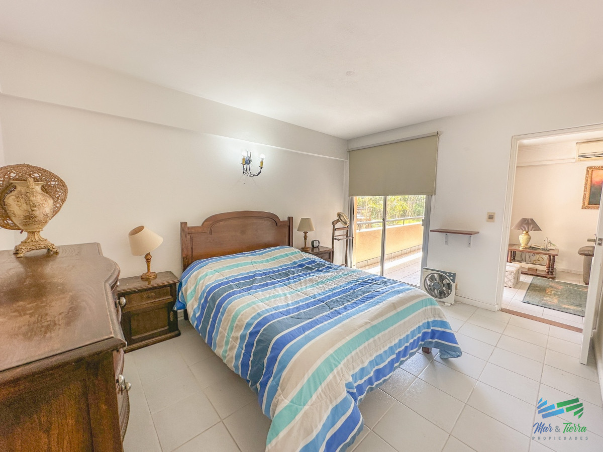 Apartamento ID.5490 - En venta apartamento de 3 dormitorios frente al mar en Pinares, Punta del Este