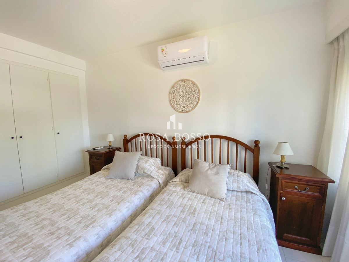 Apartamento ID.9803 - Apartamento Venta 4 dormitorios Primera Linea Mansa Punta del Este