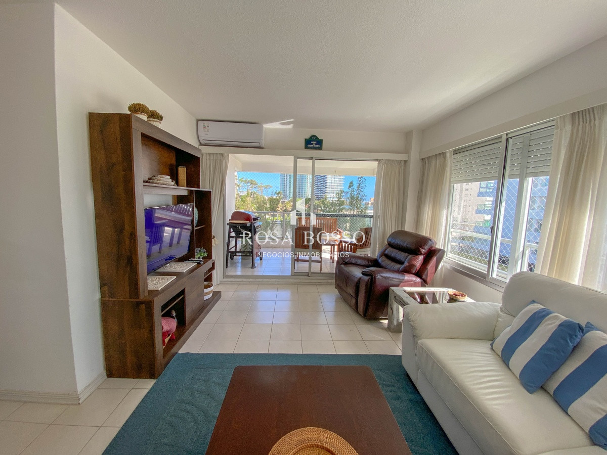 Apartamento ID.9803 - Apartamento Venta 4 dormitorios Primera Linea Mansa Punta del Este