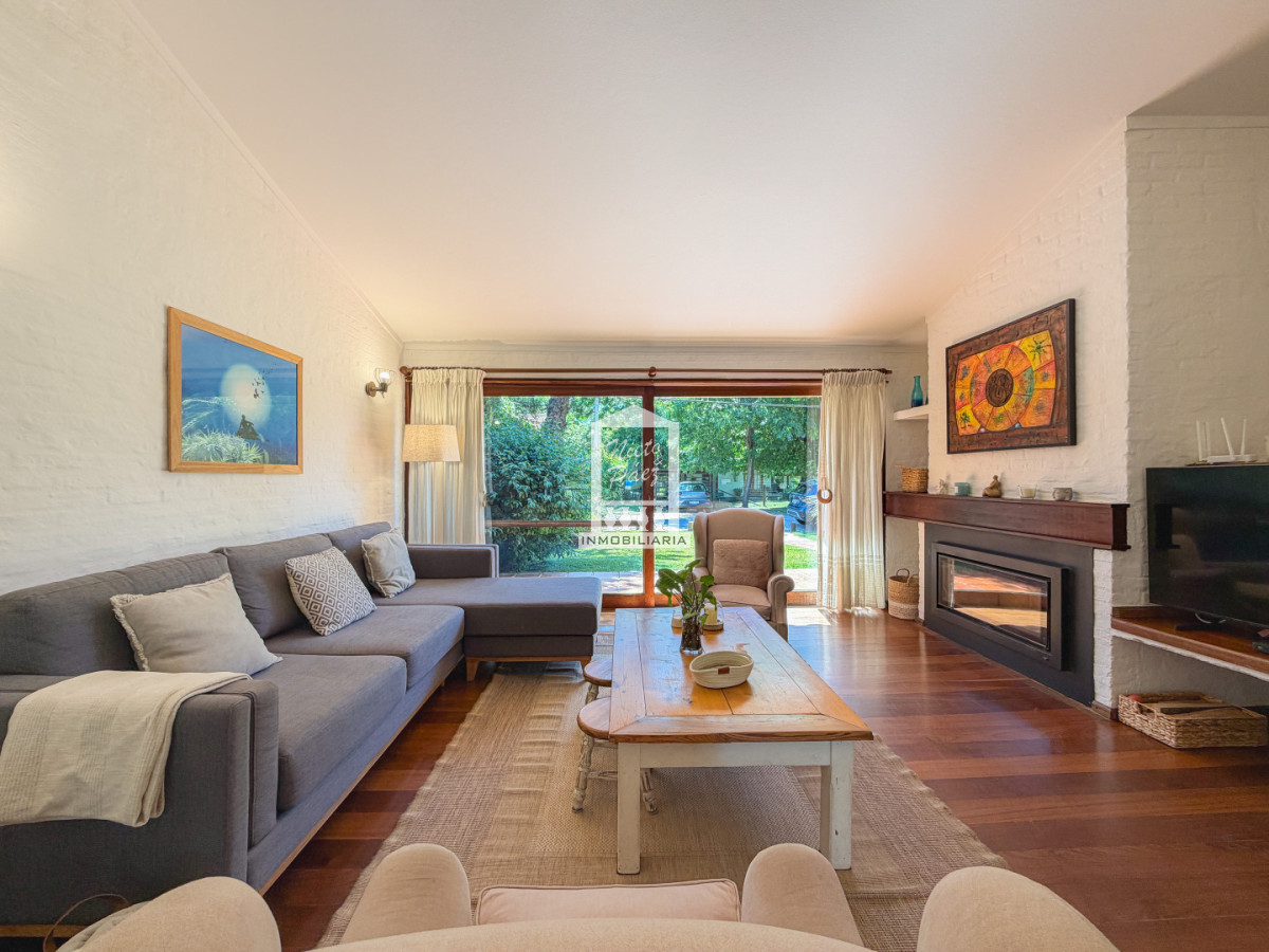 Casa en Pinares, 4 dormitorios y piscina climatizada
