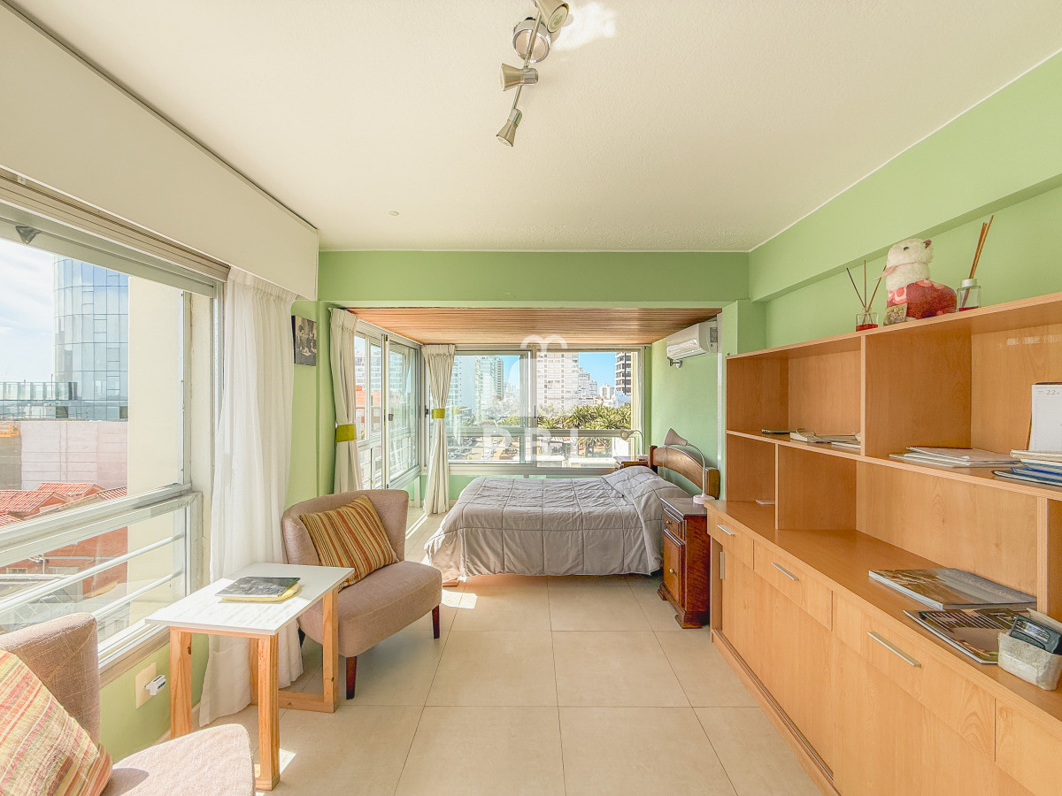 QXBhcnRhbWVudG8gZW4gUGVuw61uc3VsYSBjb24gdmlzdGEgYWwgUHVlcnRvLCAyIGRvcm1pdG9yaW9zIC0gVG9ycmUgVmVyb25hIC0gUmVmIDogUEJJMTUyMDk=