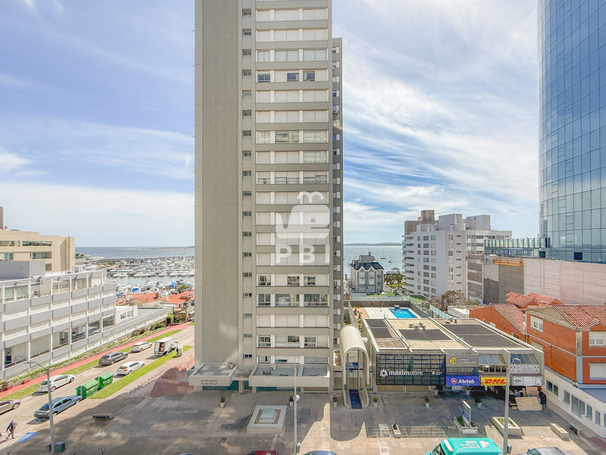 QXBhcnRhbWVudG8gZW4gUGVuw61uc3VsYSBjb24gdmlzdGEgYWwgUHVlcnRvLCAyIGRvcm1pdG9yaW9zIC0gVG9ycmUgVmVyb25hIC0gUmVmIDogUEJJMTUyMDk=