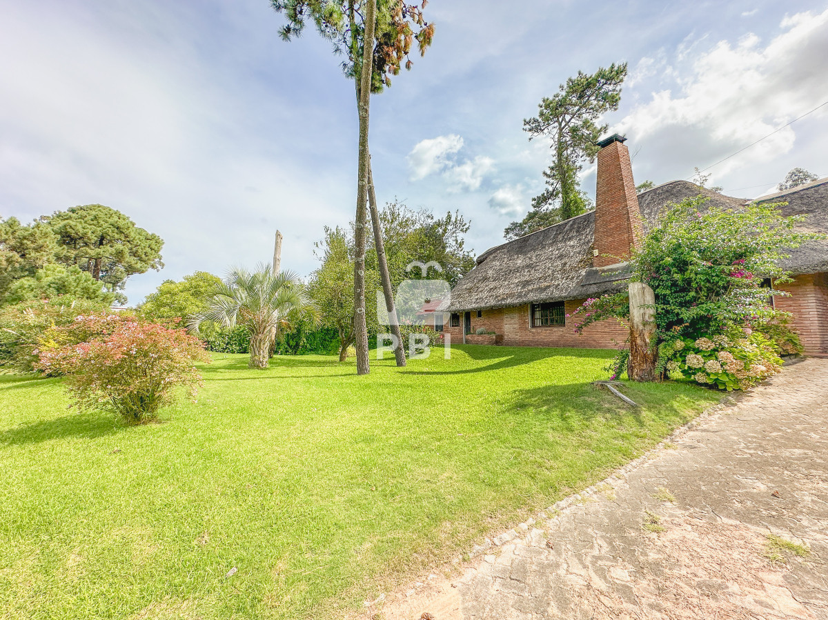 Q2FzYSBlbiBKYXJkaW5lcyBkZSBDw7NyZG9iYSwgMyBzdWl0ZXMgbcOhcyB0b2lsZXR0ZSAtIFJlZiA6IFBCSTE0NzA0