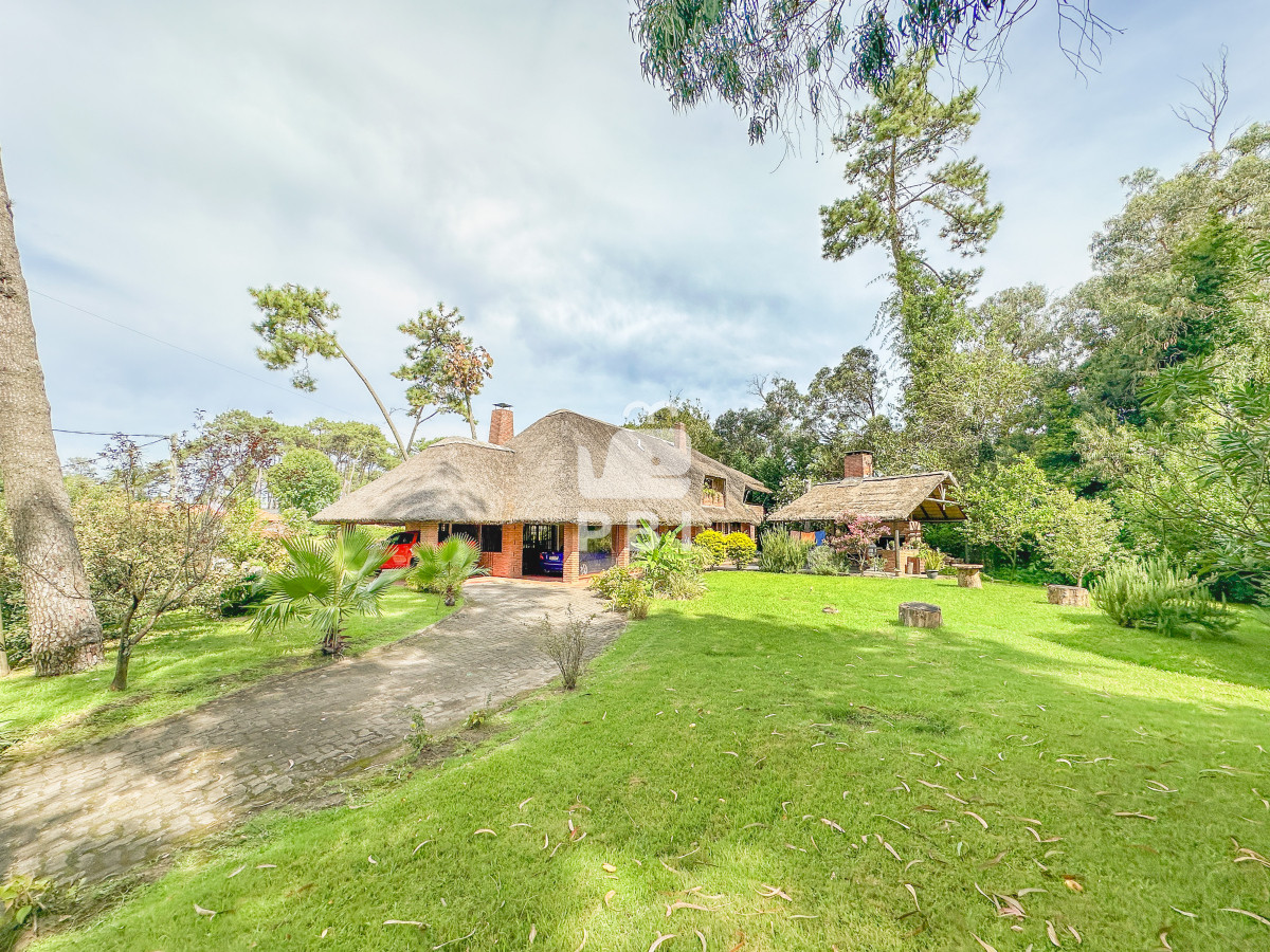 Q2FzYSBlbiBKYXJkaW5lcyBkZSBDw7NyZG9iYSwgMyBzdWl0ZXMgbcOhcyB0b2lsZXR0ZSAtIFJlZiA6IFBCSTE0NzA0