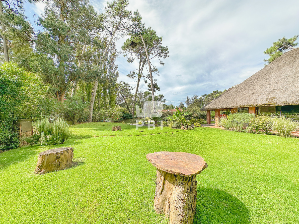 Q2FzYSBlbiBKYXJkaW5lcyBkZSBDw7NyZG9iYSwgMyBzdWl0ZXMgbcOhcyB0b2lsZXR0ZSAtIFJlZiA6IFBCSTE0NzA0