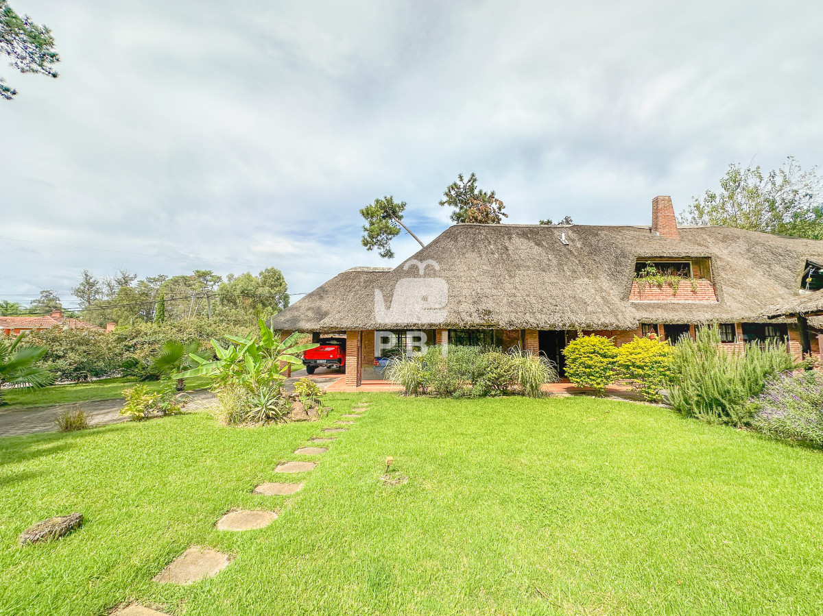 Q2FzYSBlbiBKYXJkaW5lcyBkZSBDw7NyZG9iYSwgMyBzdWl0ZXMgbcOhcyB0b2lsZXR0ZSAtIFJlZiA6IFBCSTE0NzA0