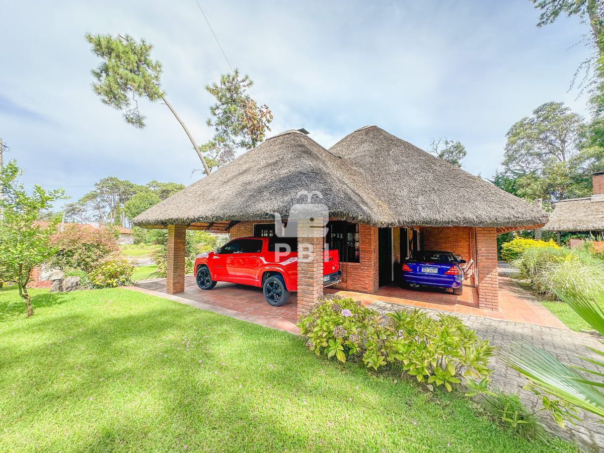 Q2FzYSBlbiBKYXJkaW5lcyBkZSBDw7NyZG9iYSwgMyBzdWl0ZXMgbcOhcyB0b2lsZXR0ZSAtIFJlZiA6IFBCSTE0NzA0