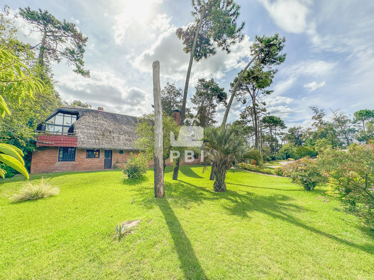 Q2FzYSBlbiBKYXJkaW5lcyBkZSBDw7NyZG9iYSwgMyBzdWl0ZXMgbcOhcyB0b2lsZXR0ZSAtIFJlZiA6IFBCSTE0NzA0