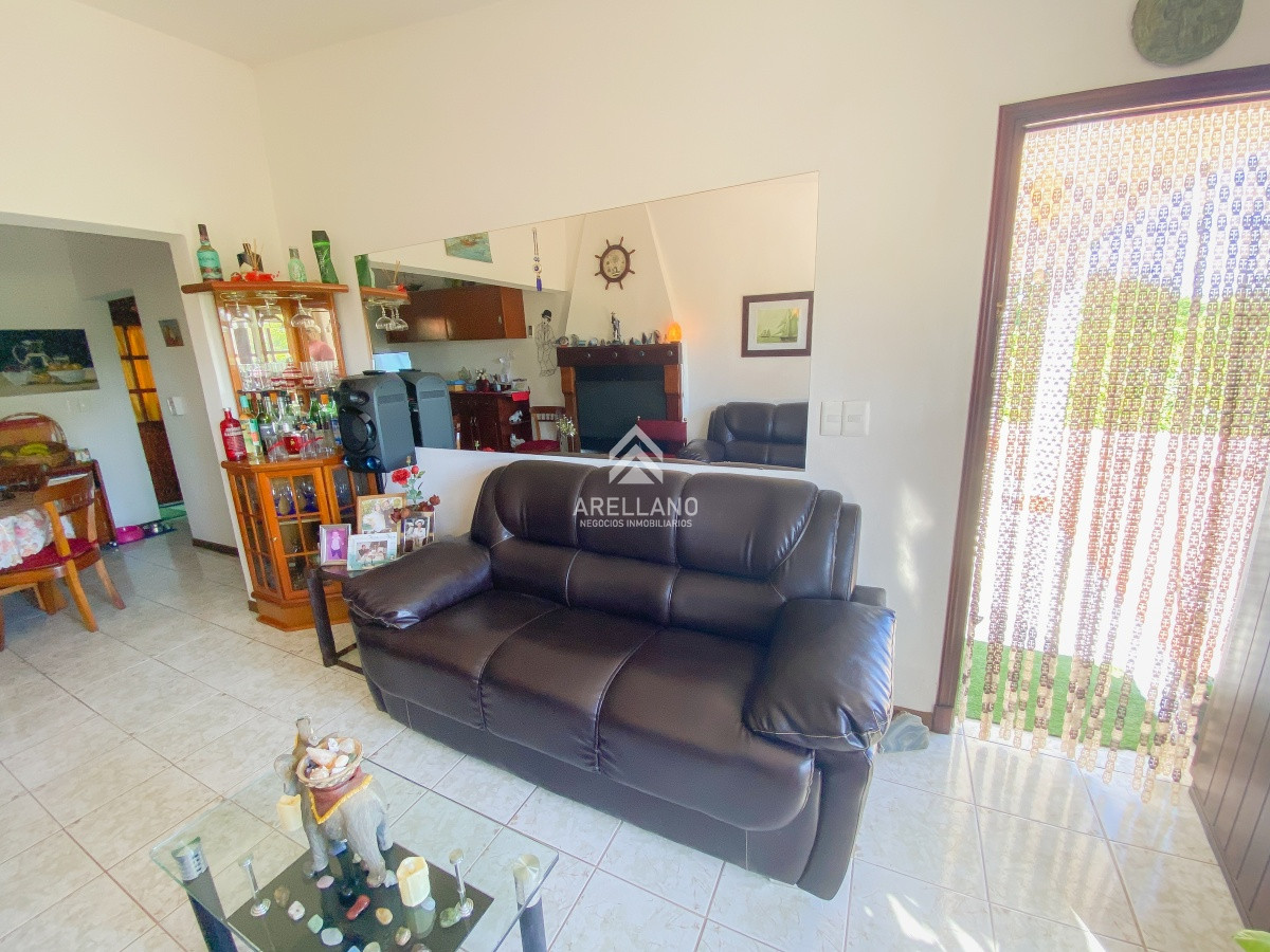 Casa ID.907 - venta Casa en El Tesoro, 3 dormitorios más dependencia
