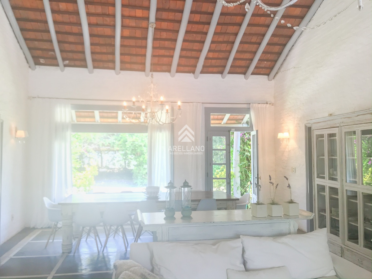 Casa ID.940 - Casa en La Barra, estilo mediterráneo