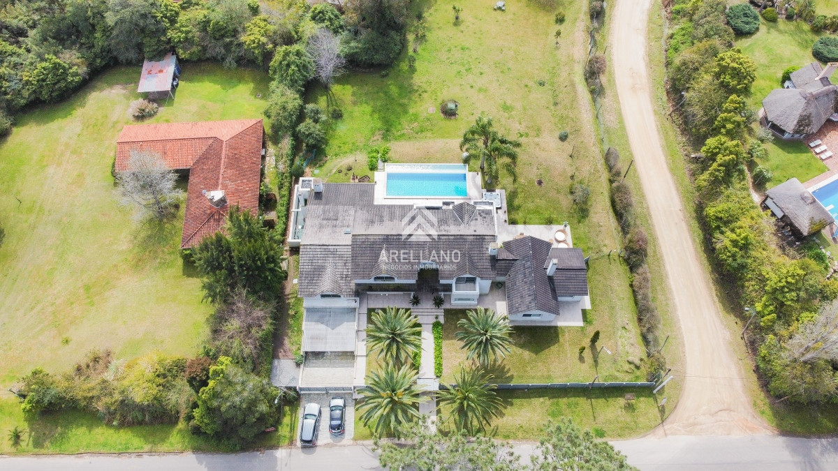 Casa ID.2519 - Venta Residencia en Rincón del Indio, 5 dormitorios más dependencia