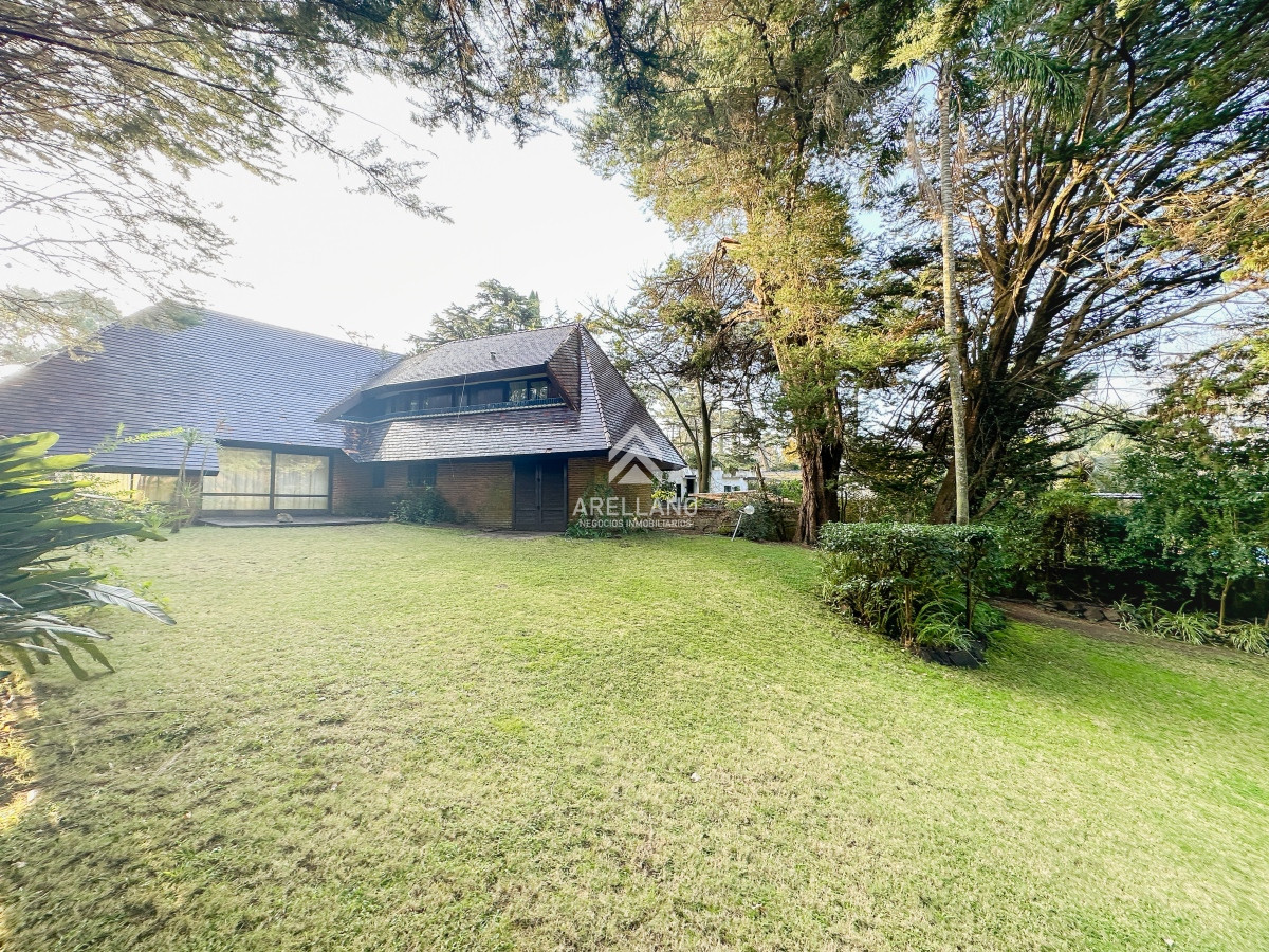 Casa ID.3697 - Hermosa casa en Lugano, 4 dormitorios más dependencia