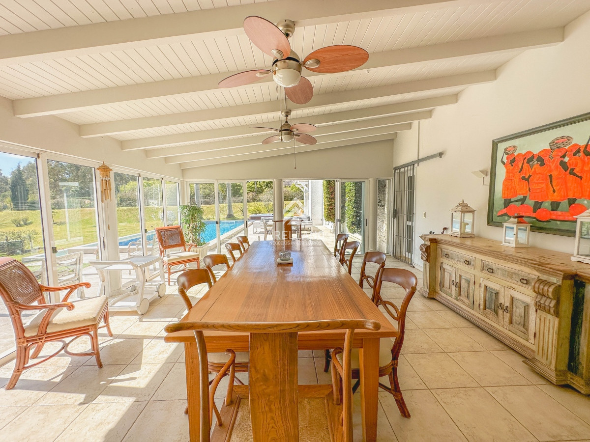 Casa ID.2519 - Venta Residencia en Rincón del Indio, 5 dormitorios más dependencia