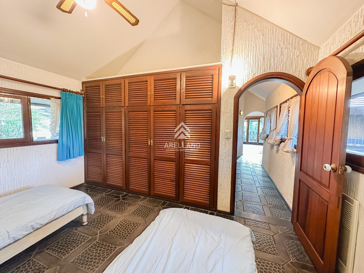 Casa ID.3697 - Hermosa casa en Lugano, 4 dormitorios más dependencia