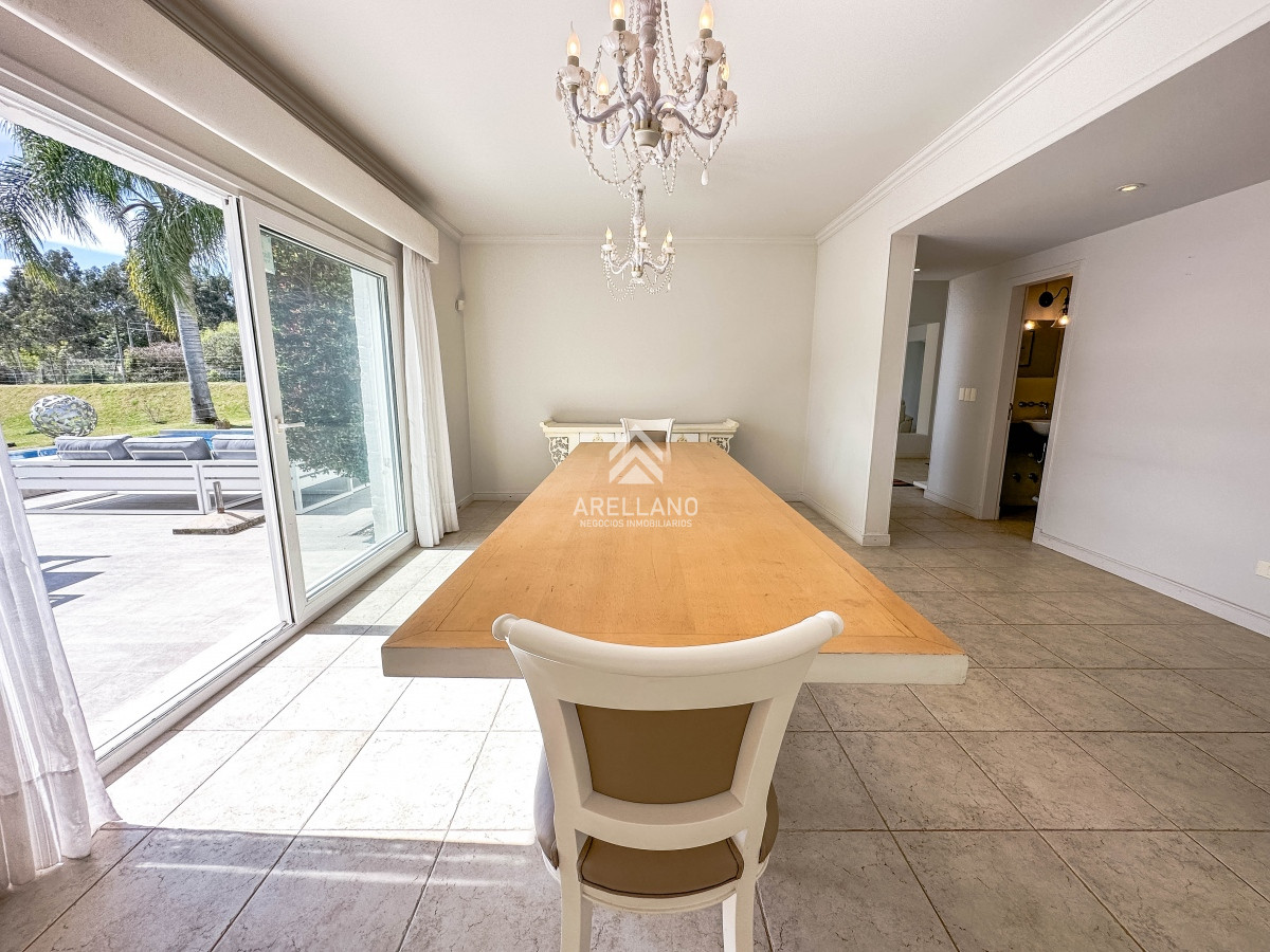 Casa ID.2519 - Venta Residencia en Rincón del Indio, 5 dormitorios más dependencia