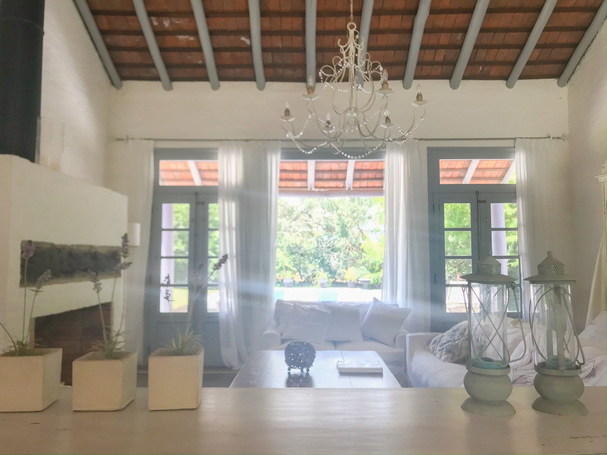 Casa ID.940 - Casa en La Barra, estilo mediterráneo