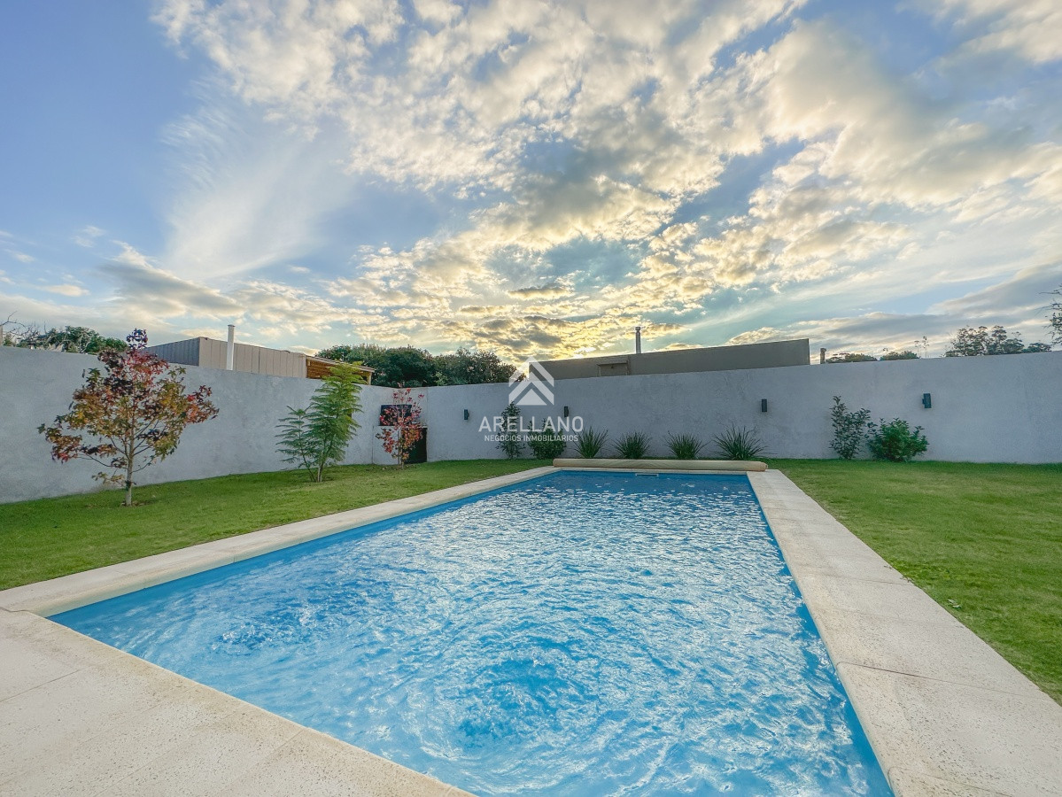 Casa ID.2008 - Venta casa 3 dormitorios más dependencia 