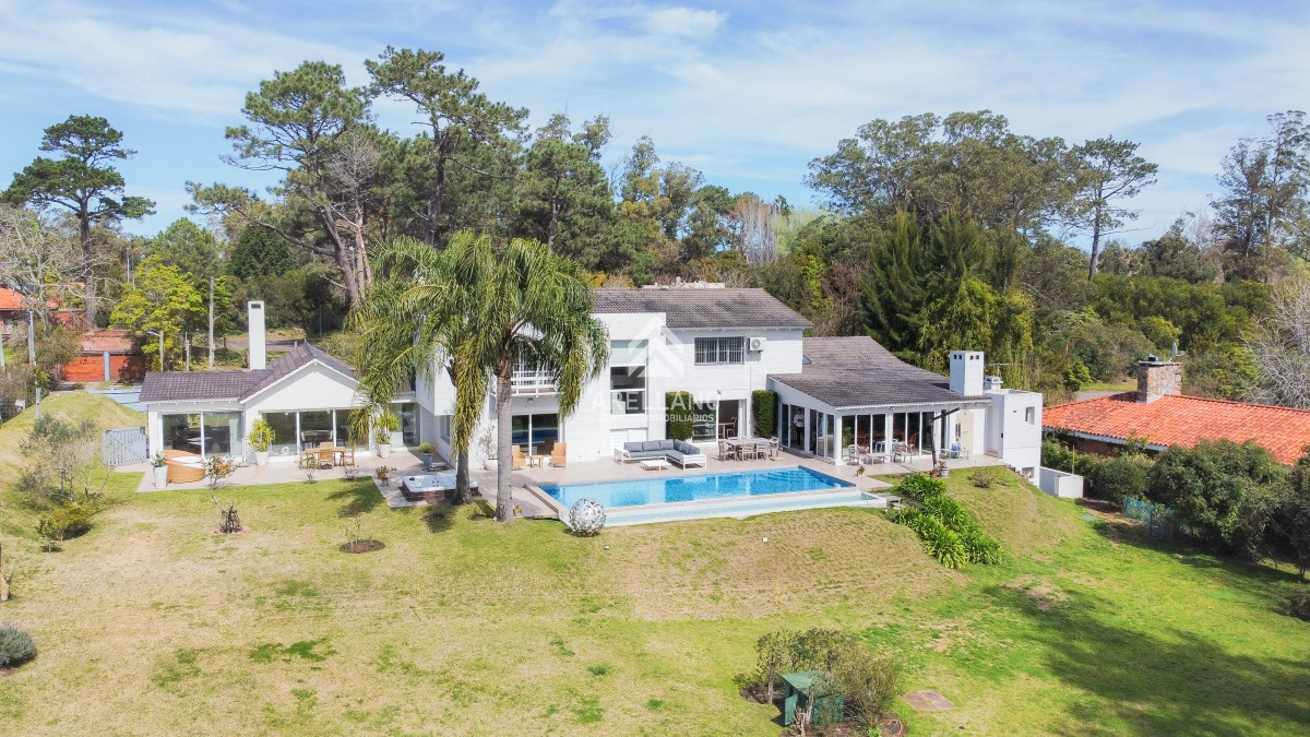 Casa ID.2519 - Venta Residencia en Rincón del Indio, 5 dormitorios más dependencia