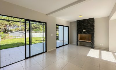 Oportunidad en construcción, casa de 3 dormitorios en Parque Burnett