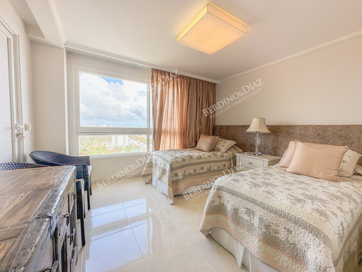 Apartamento ID.2795 - Apartamento en Le Jardin esquinero, 3 dormitorios en suite más dependencia