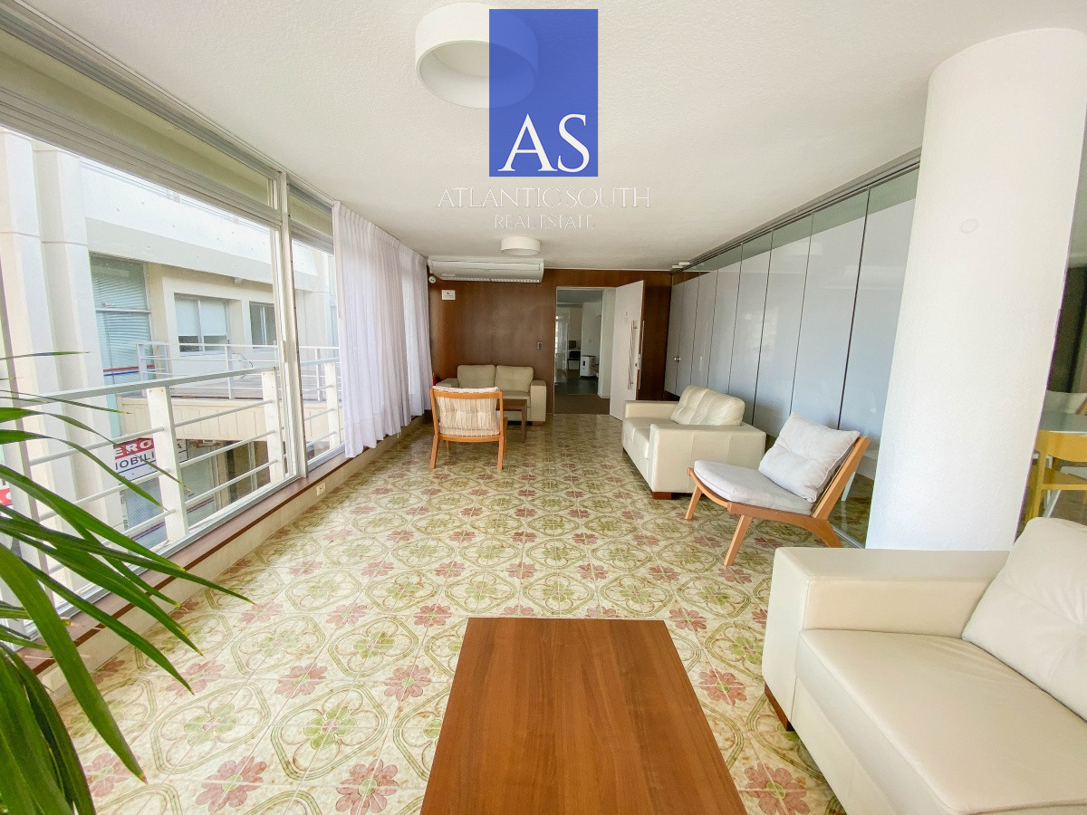 Apartamento ID.4679 - Apartamento en venta 1 dormitorio y medio con garage en Punta del Este