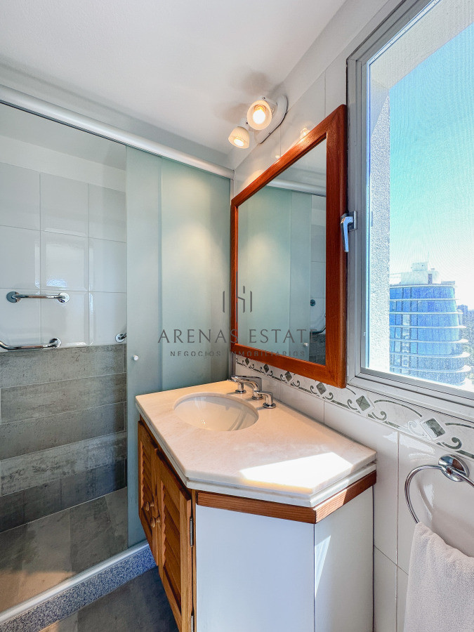 Apartamento ID.4077 - Apartamento en Roosevelt, piso alto, 2 dormitorios más dependencia