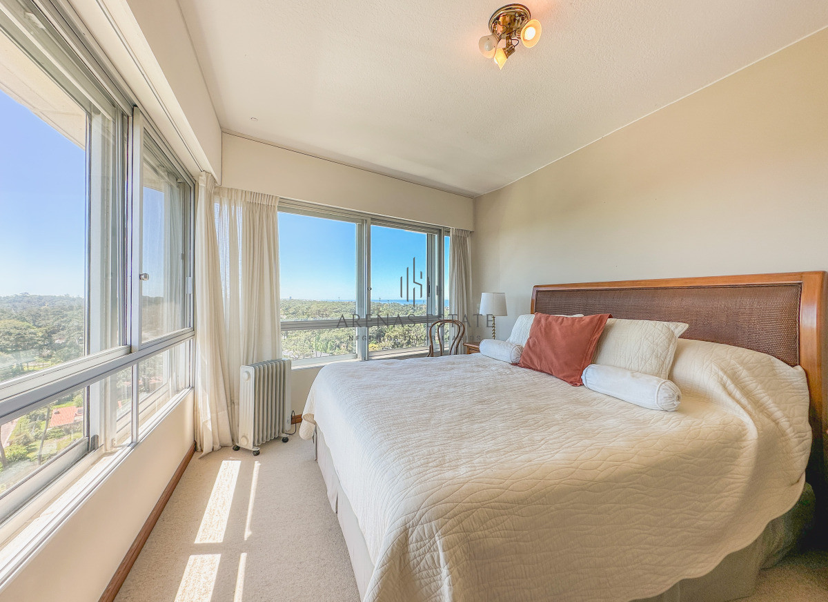 Apartamento ID.4077 - Apartamento en Roosevelt, piso alto, 2 dormitorios más dependencia