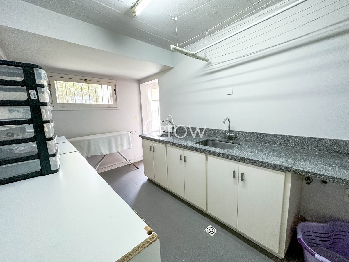 Casa ID.1744 - Residencia en Rincón del Indio, 5 dormitorios más dependencia
